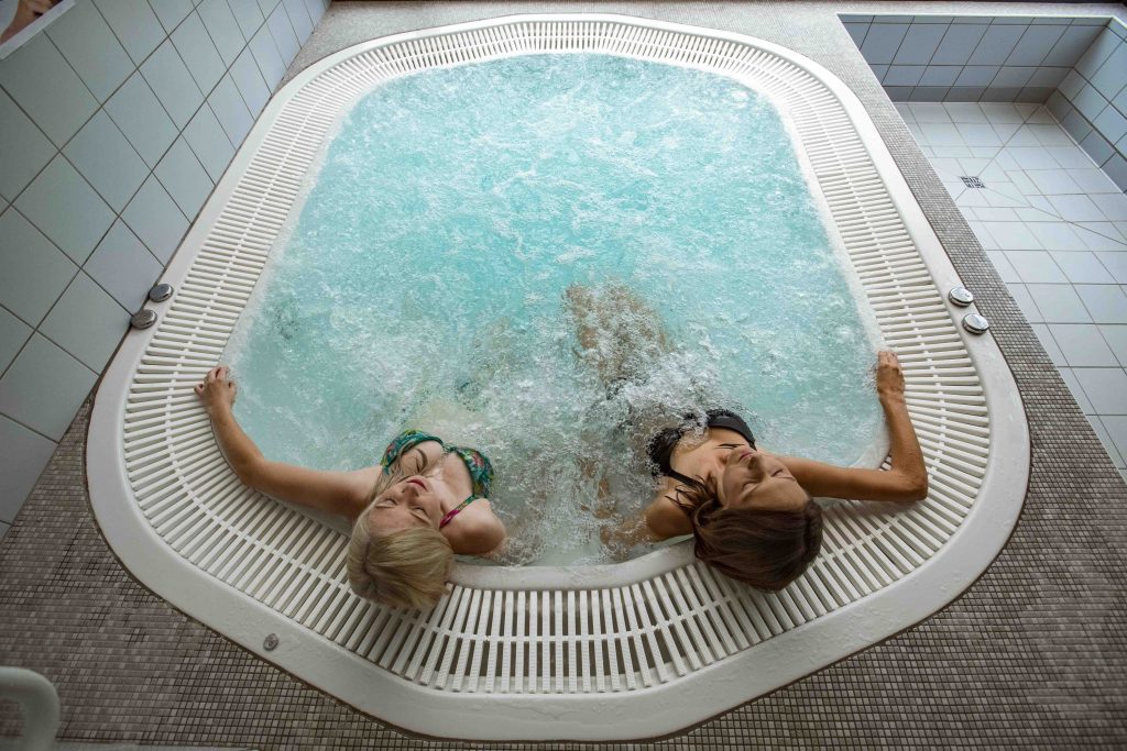 Piscine La Vague jacuzzi